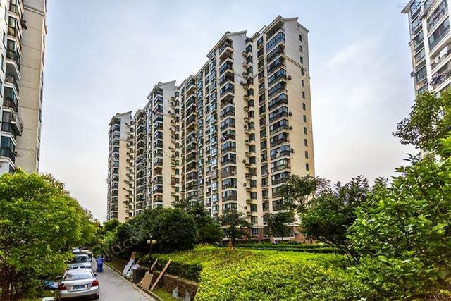 而最近几年很多朋友在买房的时候,反而更愿意选择老小区,而不是新建的