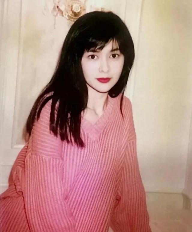 关之琳年轻时的美照,时尚春装穿搭,依旧能够引领时尚