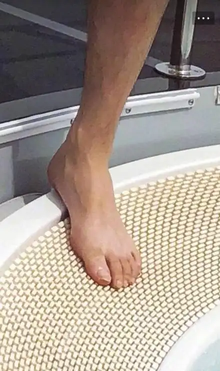 吴亦凡不剪脚趾快逼死足控了,光顾着脸帅脚都快晒脱皮了也不管