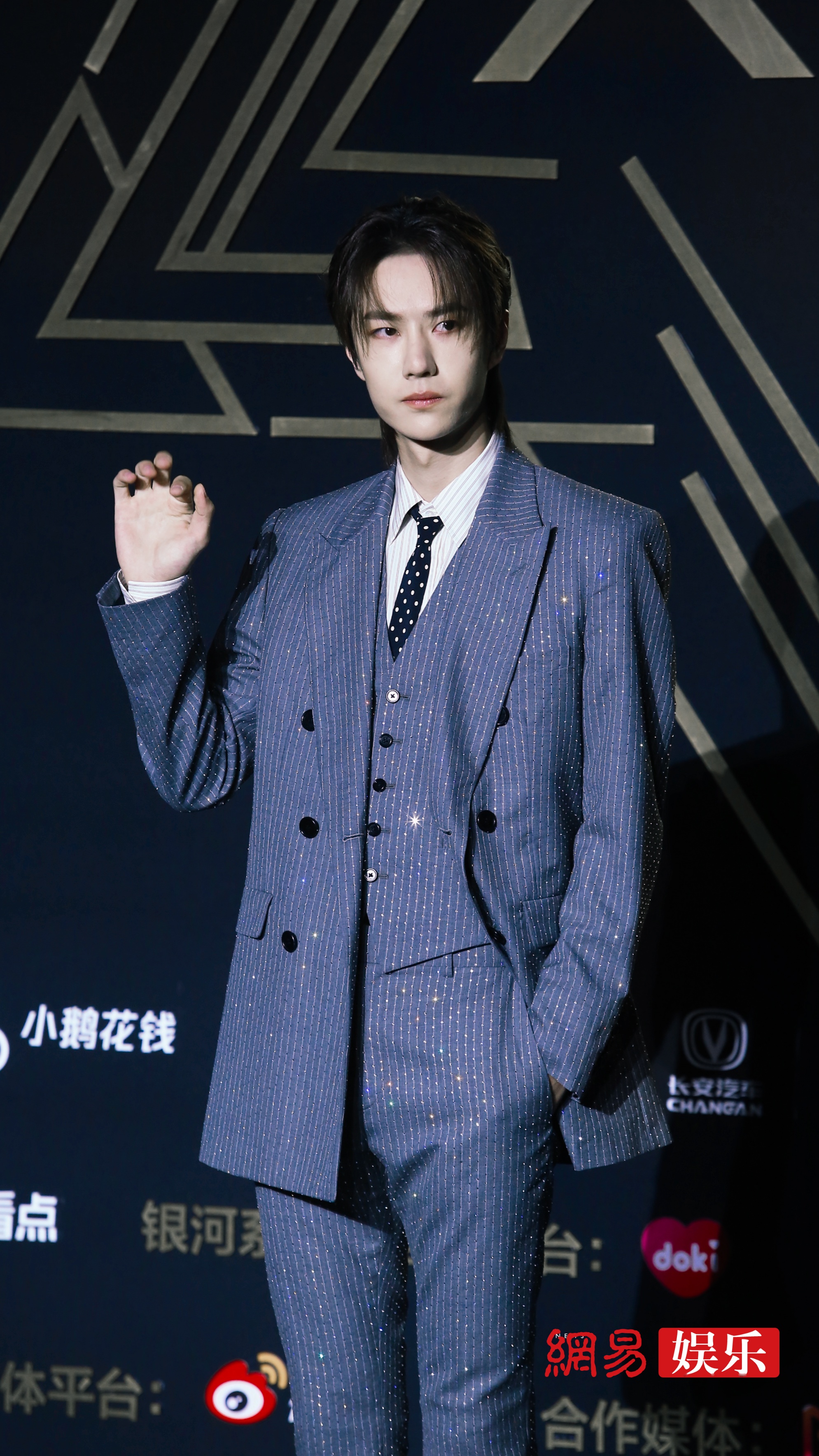 王一博身穿蓝灰色星光西装现身星光大赏,气质清冷,耶啵今天好a