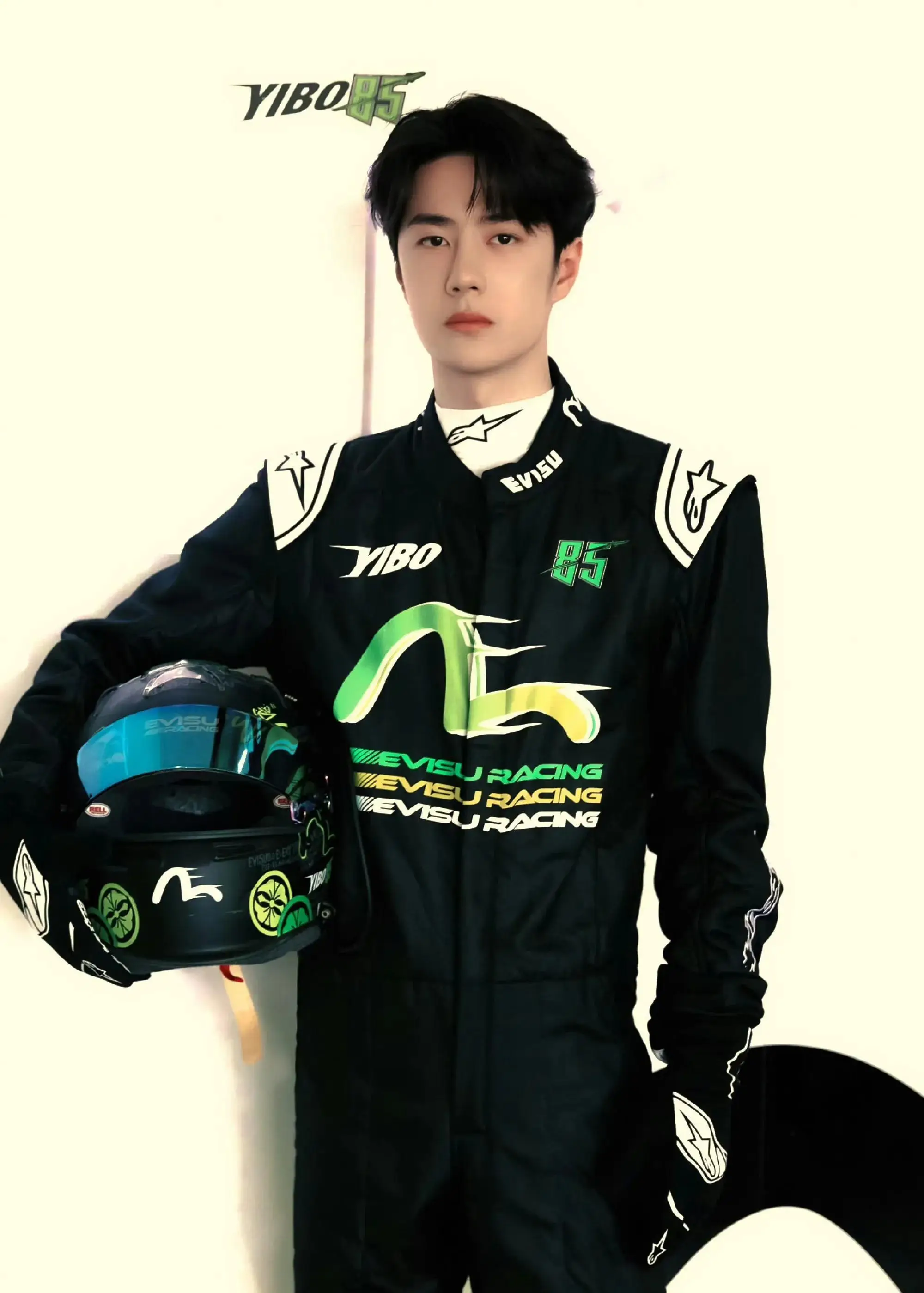 27岁男星王一博赛车直接冲出赛道,幸好人没事!祝一路平安