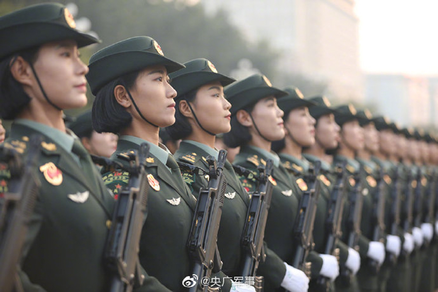 请祖国检阅 | 又美又飒!女兵方队集结完毕