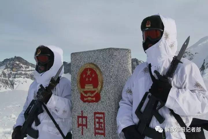 武警雪中站岗"不人性"?他们不过是替你负重前行!