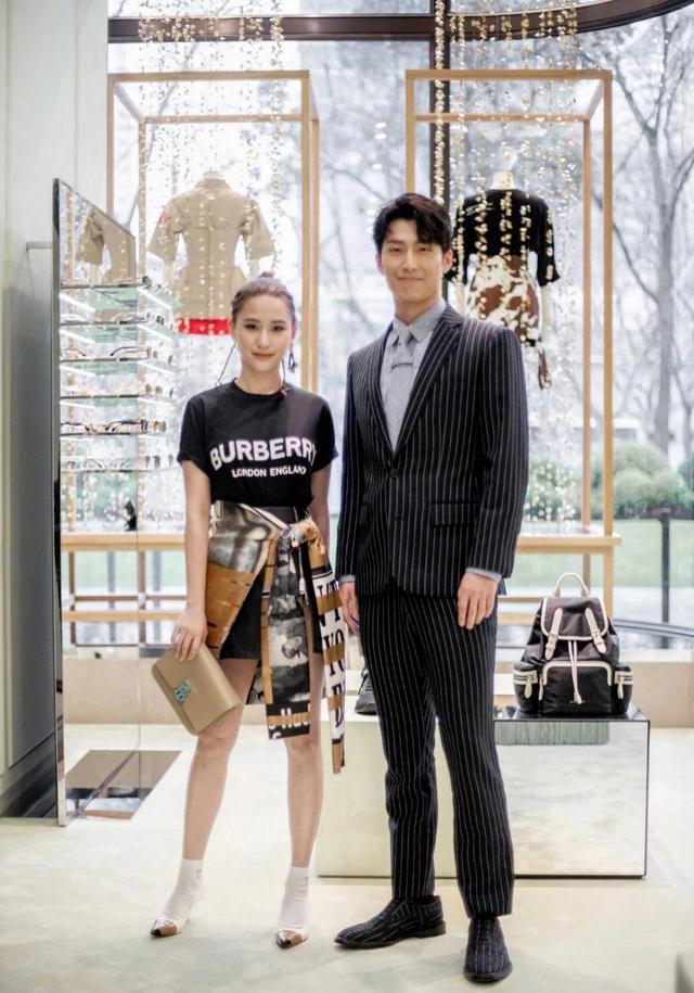 何超莲穿搭随意依偎男友肩头,窦骁穿黑t傻笑,忍不住给了一个吻