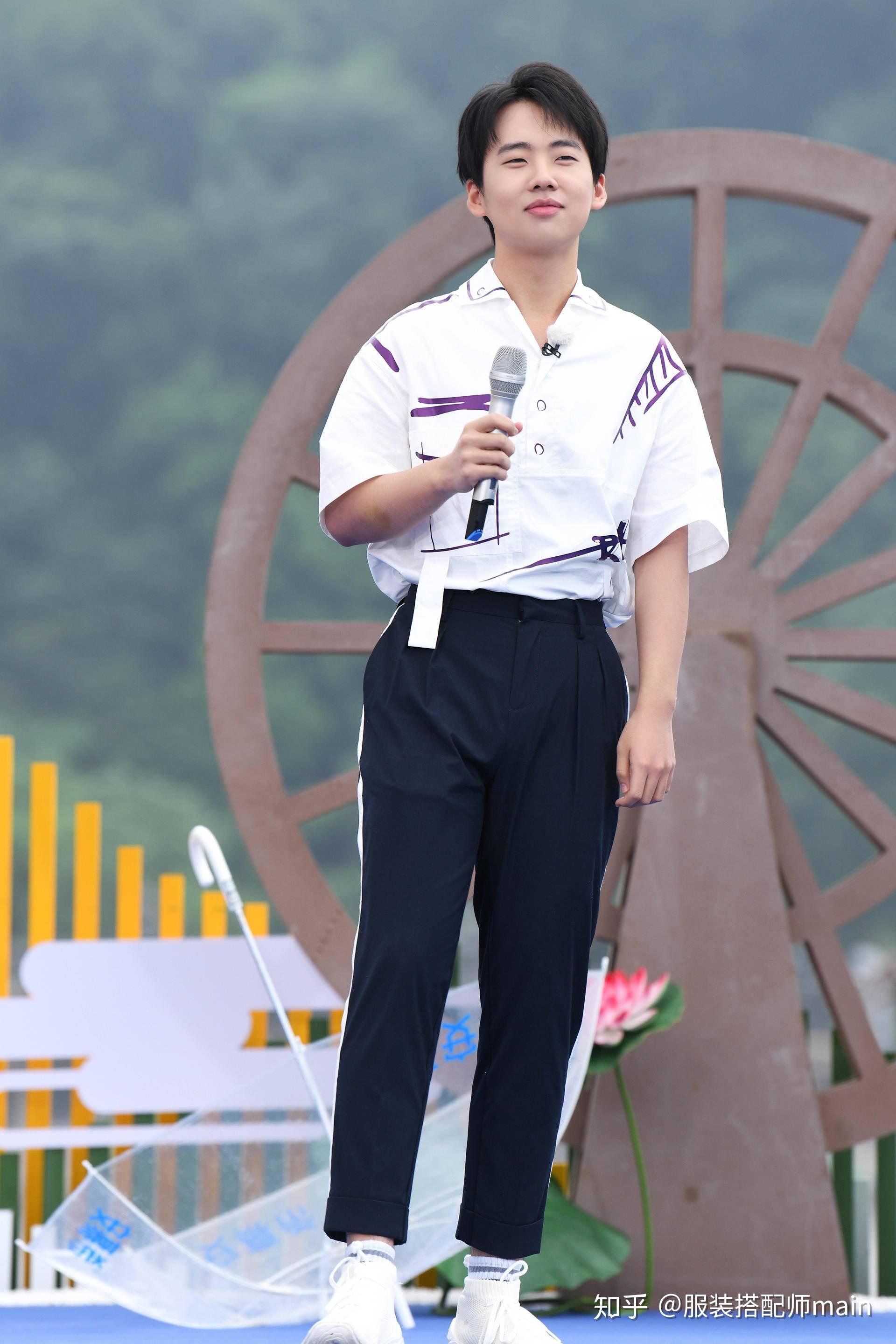 身高一米七又怎样学会郭麒麟的穿搭妙招视觉上轻松显高5cm