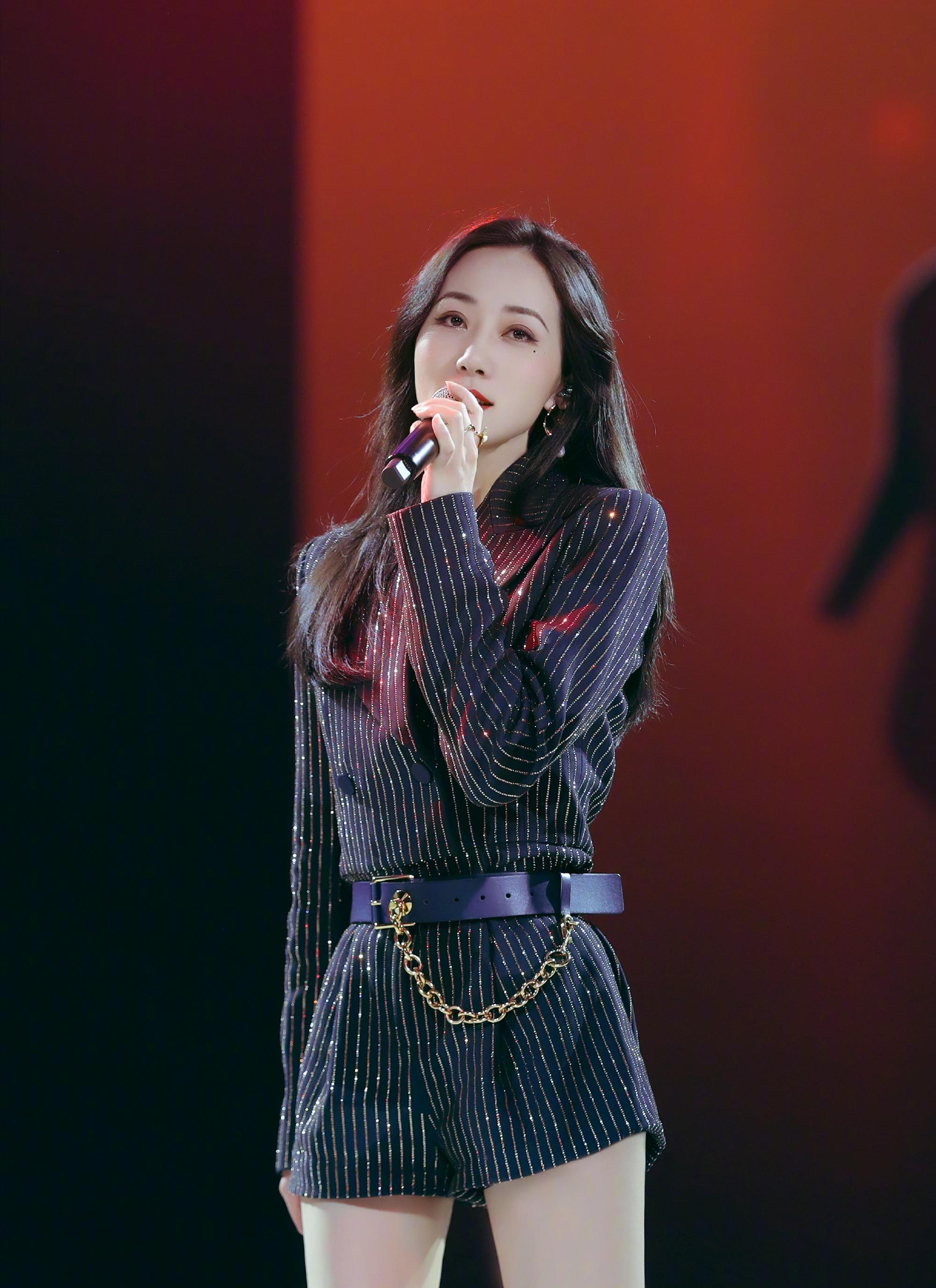 原创韩雪太有气质身穿帅气西服也难掩优雅感网友真不愧是女神