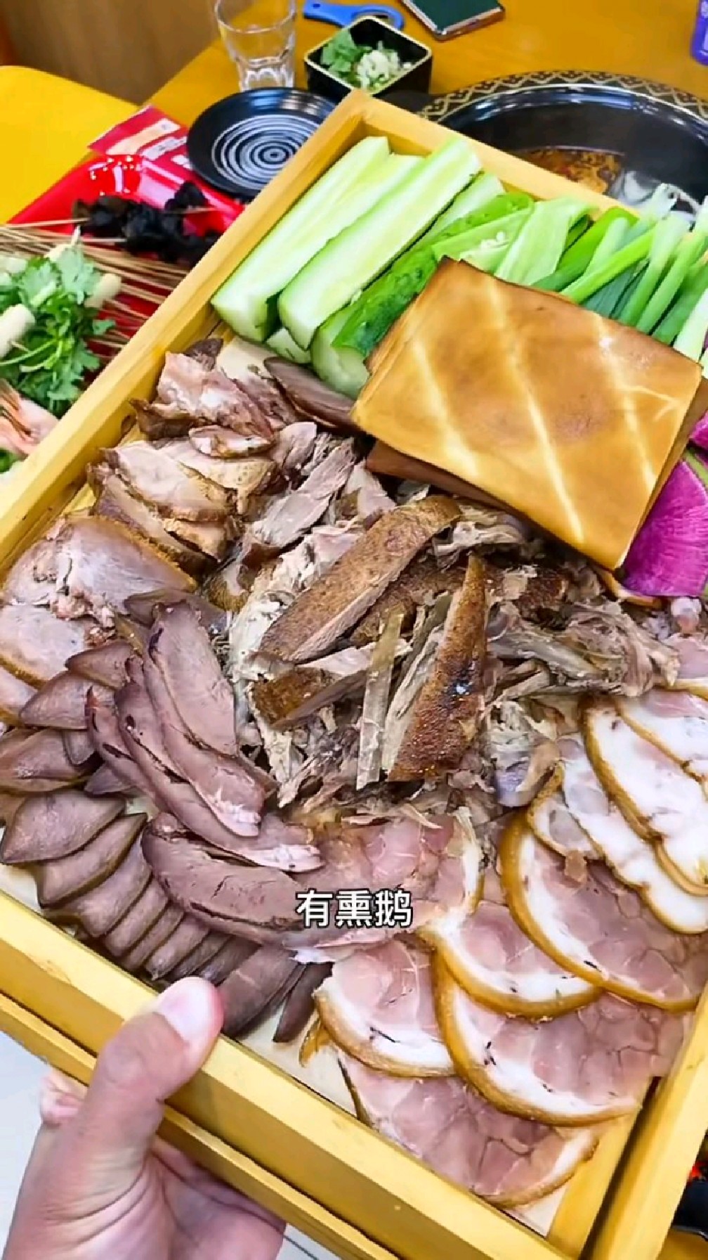 潍北不夜街,熏酱拼盘,整点小酒,也没谁了.