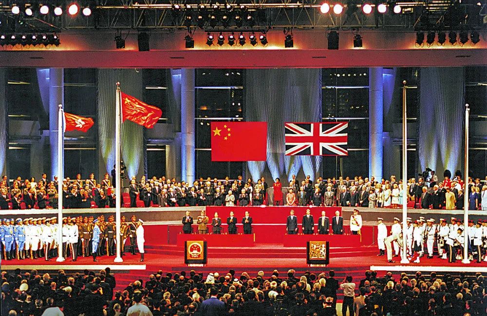 1997年7月1日,中国政府恢复对香港行使主权,香港特别行政区成立. 1997