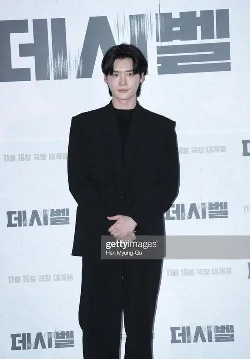 李钟硕被发型遮挡的颜值(李钟硕以前明明很帅)(1)