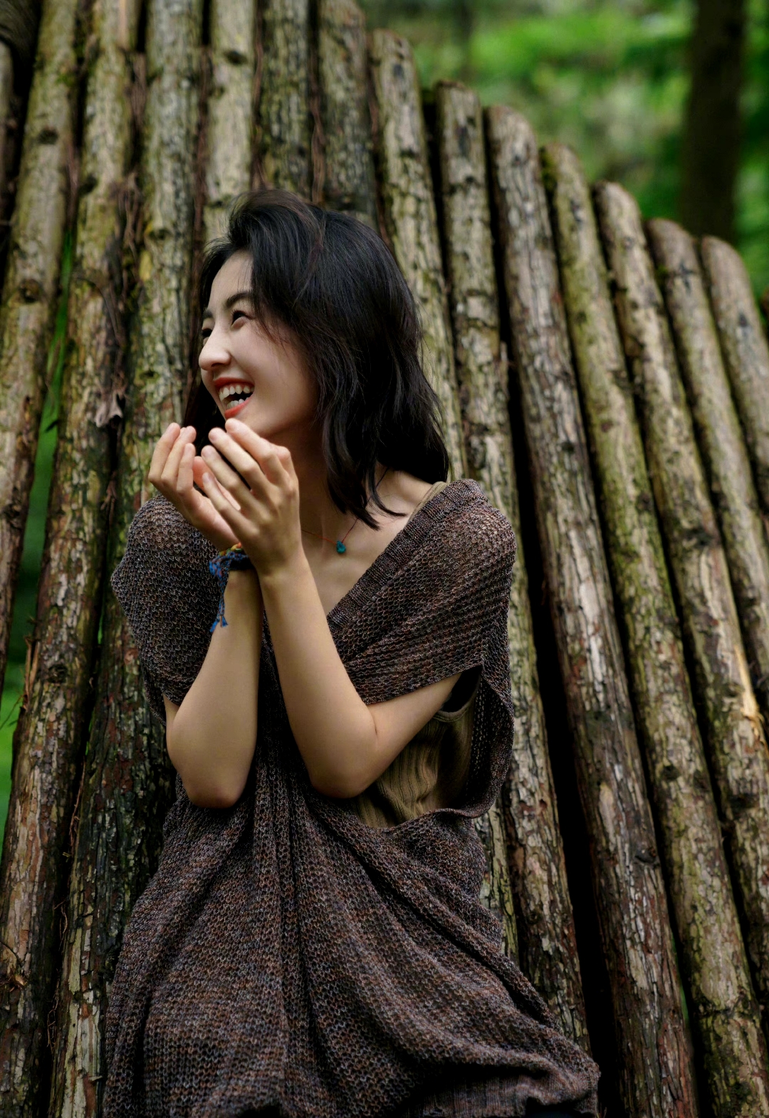 张子枫短发造型,在森林里玩耍,超级小清新.