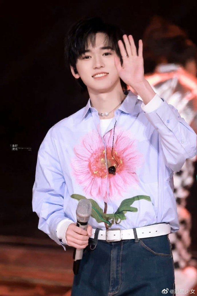 宋亚轩粉色珍珠西装