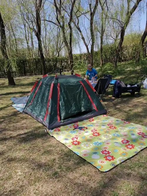 没费多少时间,帐篷就支起来了,里面还一个大气垫,小孩可以在里跳跃