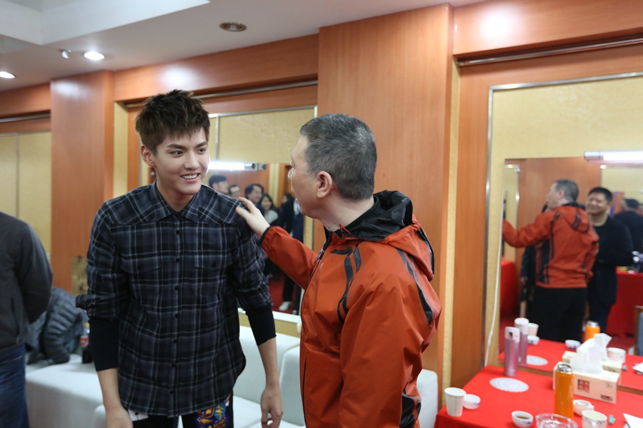 冯小刚狂赞吴亦凡 拖尾音喊"亦凡"简直萌萌哒