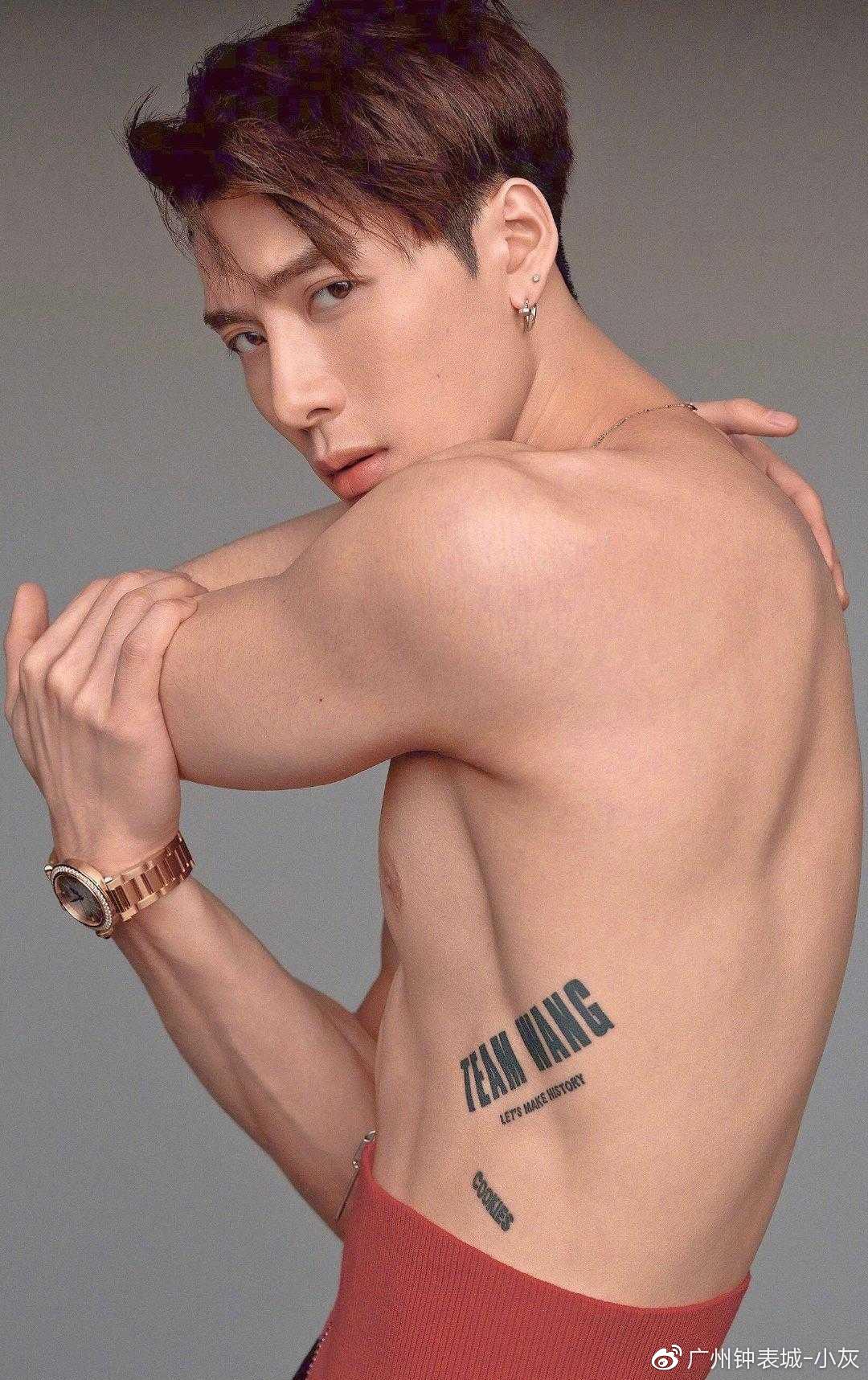 别人都在看王嘉尔的肌肉,只有白敬亭关心王嘉尔为什么不穿衣服?