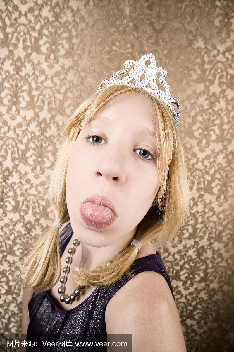 一个戴着头冠的漂亮女孩伸着舌头