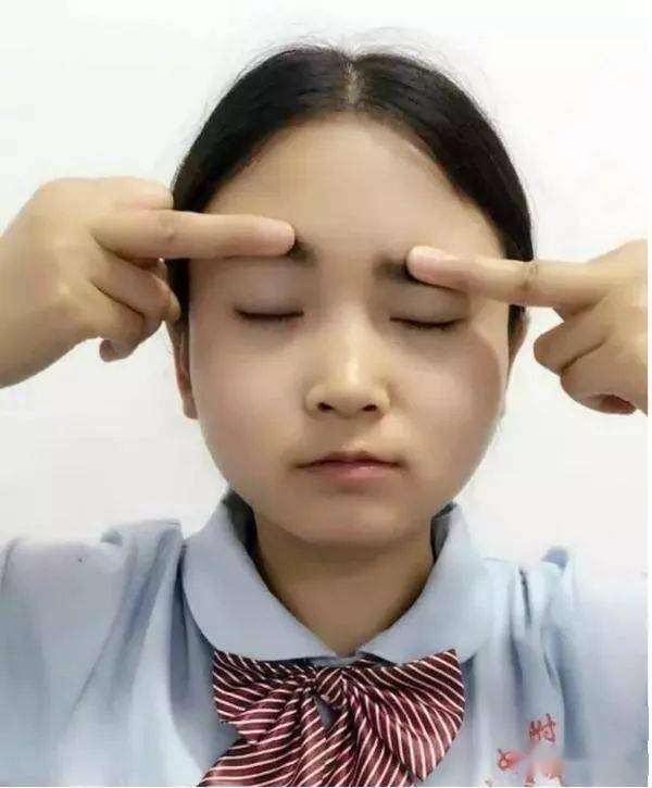 (3)眼轮匝肌:用力闭眼具体做法:两眉向中间集中,食指放在患侧眉毛内端