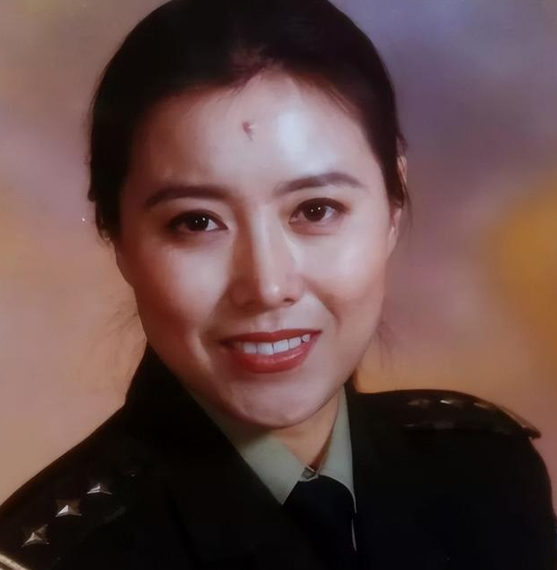 "貌美警花"王菲私吞上亿,升官自愿成公众玩物,与男友双双落网