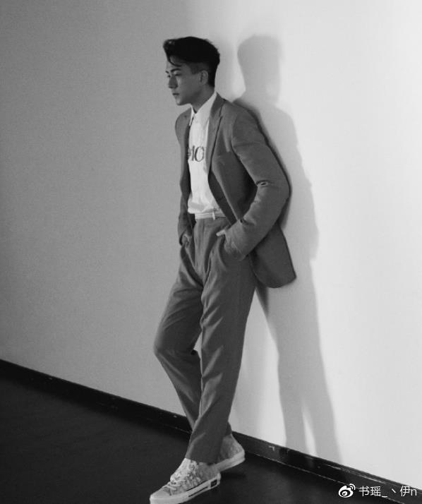 基于这种设计呈现的修饰刘恺威的身材比例自然也得到了很好的展现