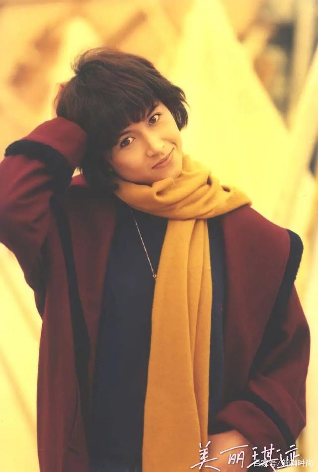 年轻时邵美琪有多迷人?穿廓形外套戴编织帽,短发也美出名媛范