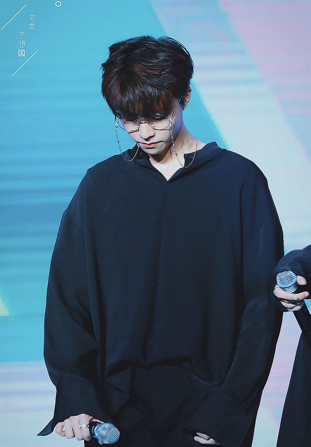 陈立农戴上眼镜,文艺气息扑面而来,看上去非常的撩!