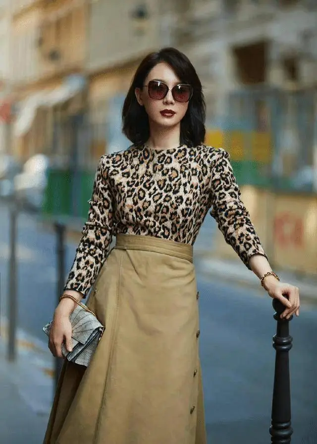 陈数才是中年女性穿搭模板,拼色大衣配小脚裤,简约又显气质_条纹_基础