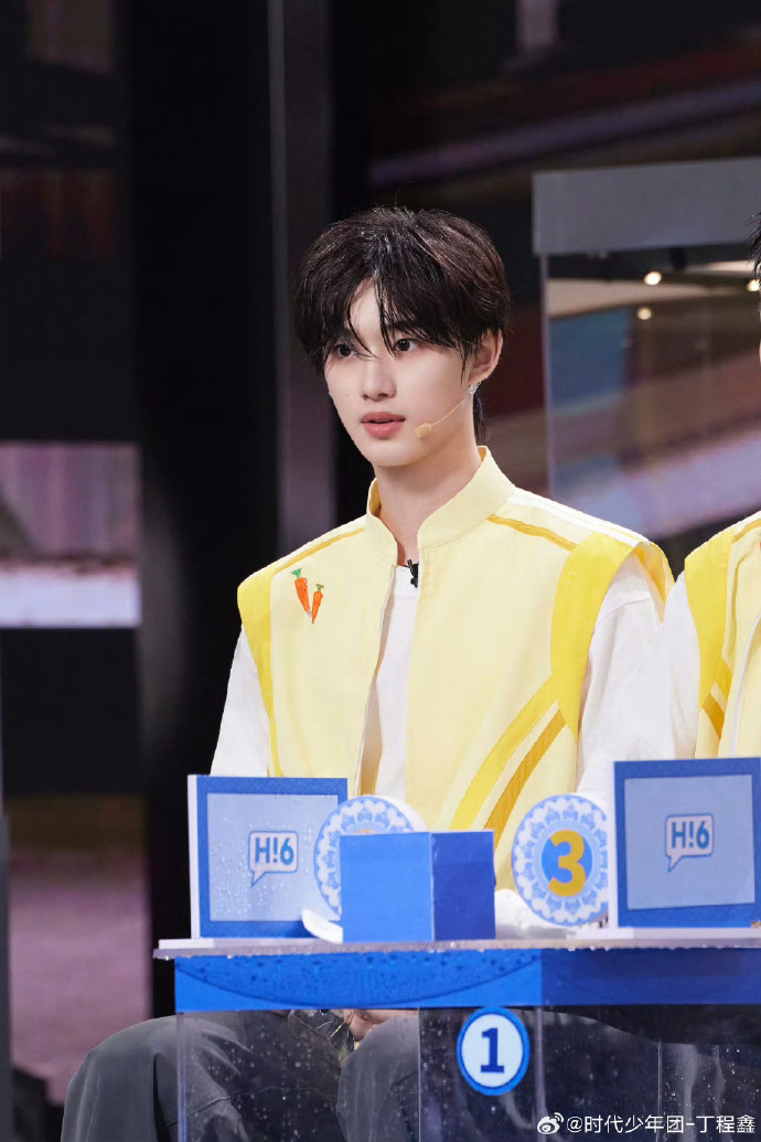 丁程鑫钻石玫瑰外套#太帅了吧!小丁 穿搭钻石玫瑰外套苏感满满!