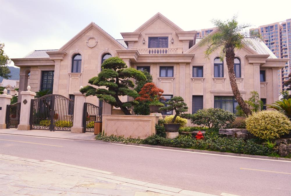 2013年,富二代在别墅弑杀养父后,竟得知小姨是母亲,养父是亲爹