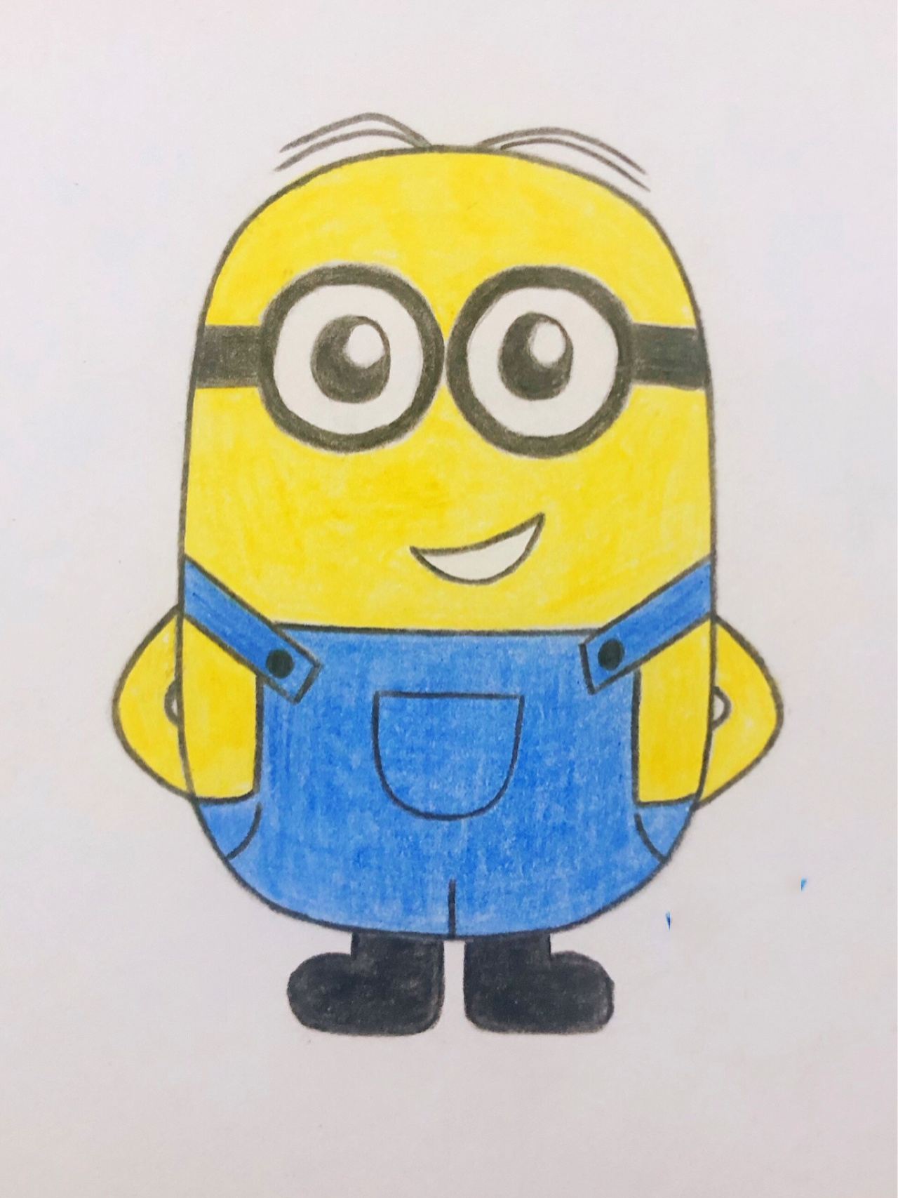 小黄人简笔画 先画铅笔草图,画好彩铅勾线,再慢慢上色,慢慢叠色,绘画