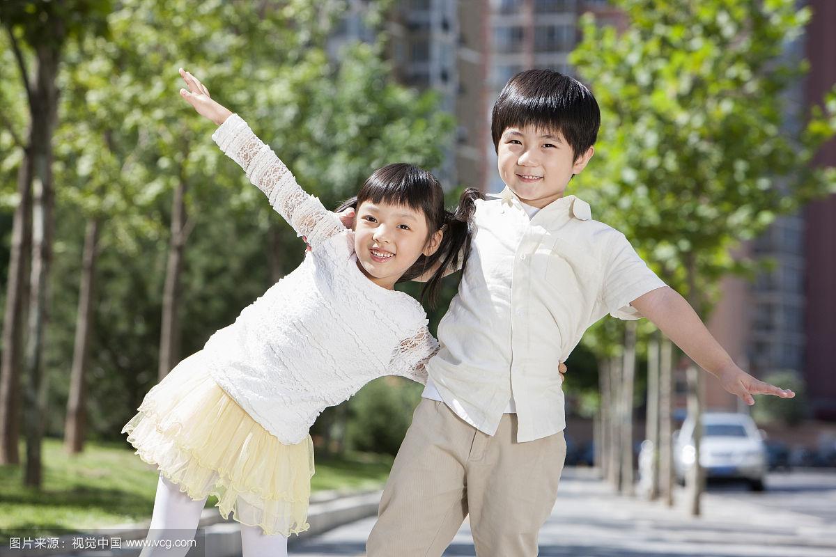 小男孩和小女孩