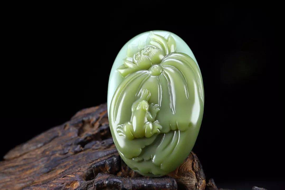 为什么玉雕师喜欢雕刻荷花题材