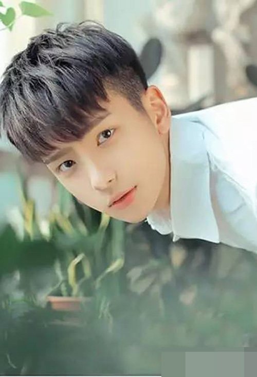 青少年两边推掉的短发型 帅气又自信的男孩短发图