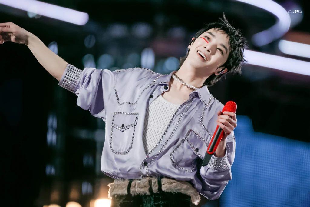 华晨宇壁纸我必将浴火而生迎来万丈光芒