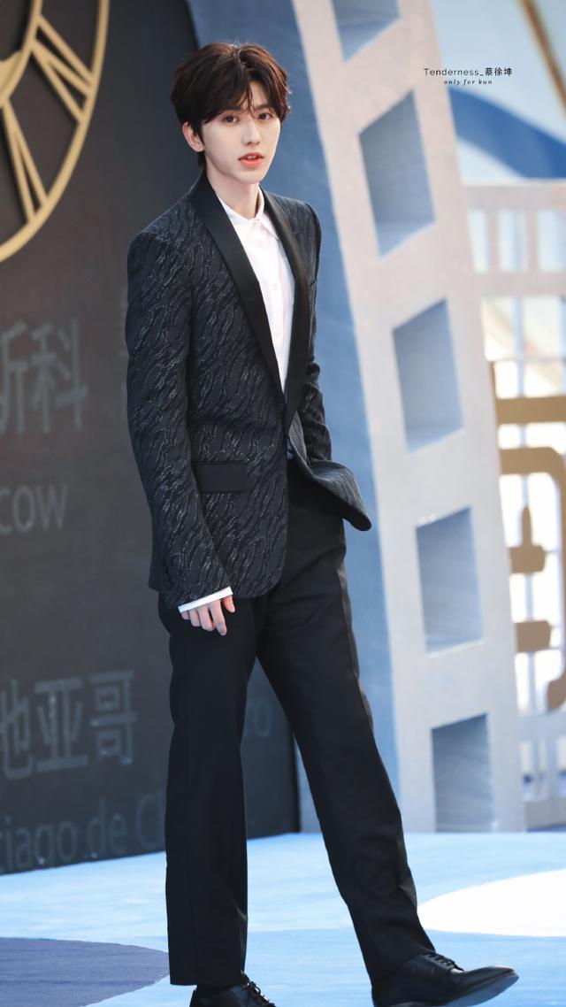 蔡徐坤亮相海南岛国际电影节闭幕式红毯 黑色印花西装自带高级感