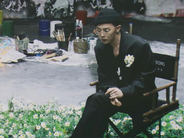 权志龙回归后首营业,黑西装配金丝眼镜,身披雏菊的"时代巨星"