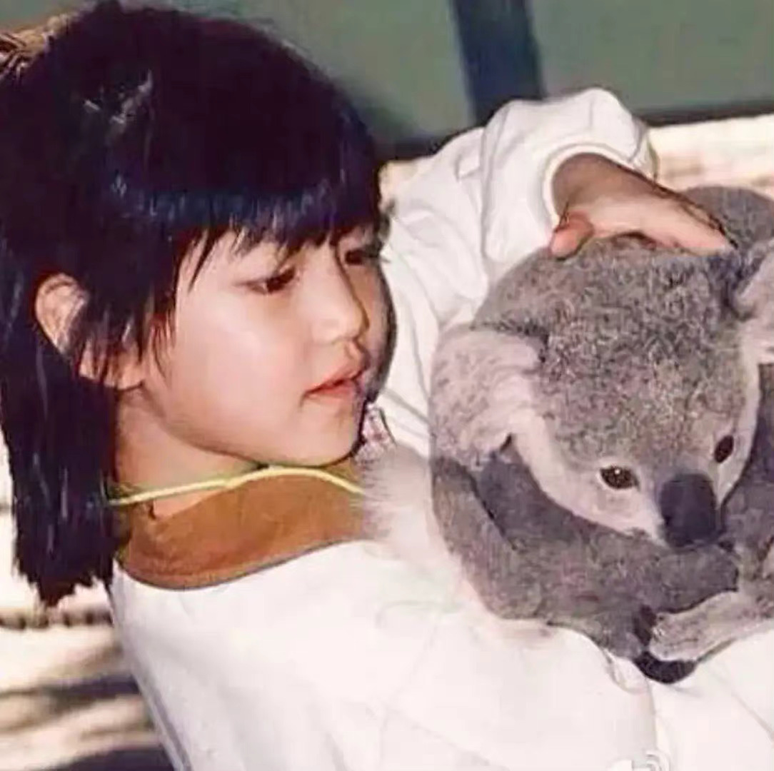 小时候的陈妍希.跟现在挺像