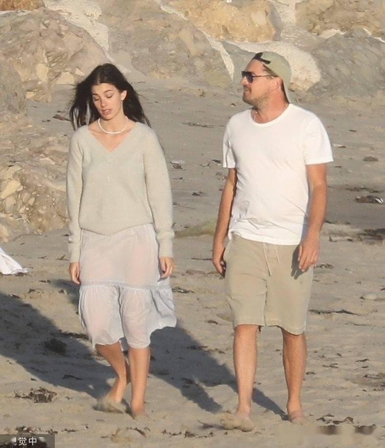 小李子莱昂纳多与女友海边度假亲吻拥抱恩爱十足