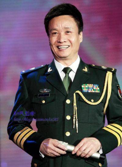 阎维文与妻子出游,二人并肩远眺山水,抗病30年老公不离不弃_工作_网友