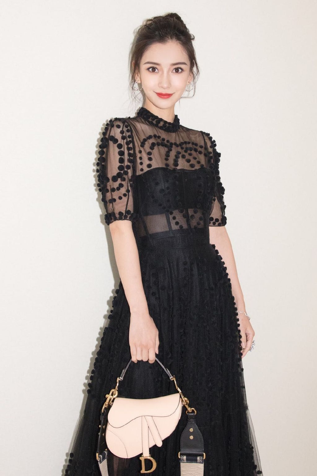 angelababy黑色镂空连衣裙写真图片