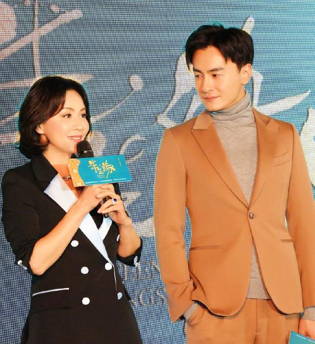 同是高冷学霸,郑元畅卡其色西装帅翻天,根本就没有胡一天的事了