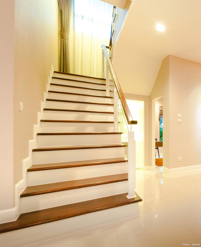 楼梯设置在进门左边还是右边