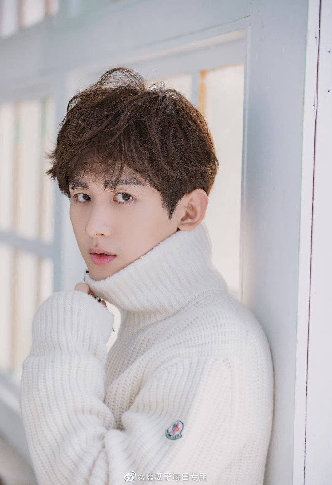 成毅新更冬日白色毛衣写真图周末来看帅哥