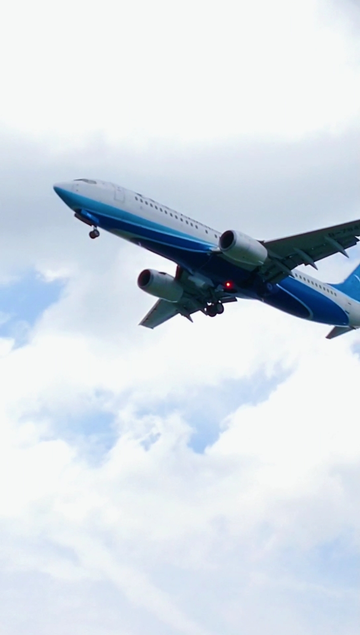 飞机#厦门航空回来了,近距离带你看飞机降落瞬间.