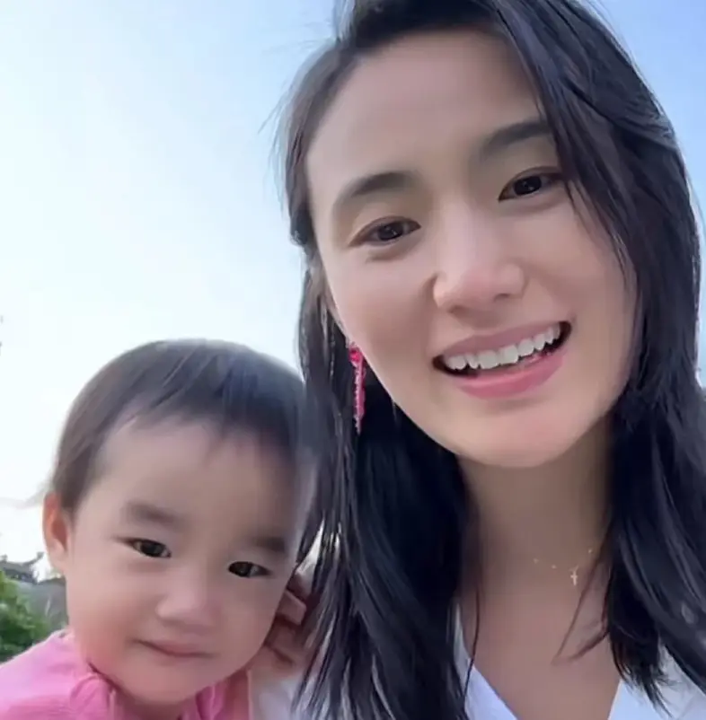 李亚鹏娶的老婆真好,替他还债,陪婆婆出游,家里操持一切妥当