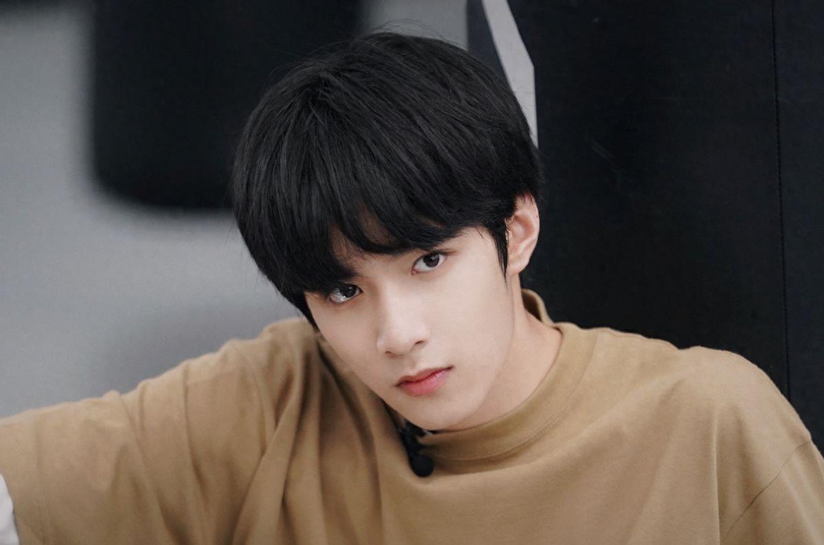 刘耀文《密室大逃脱》送女嘉宾佩奇,送男嘉宾乔治,可爱的男孩子_文哥