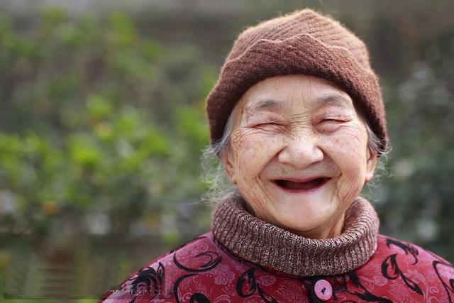 73岁老人牙齿掉光种了一口牙却值一辆宝马