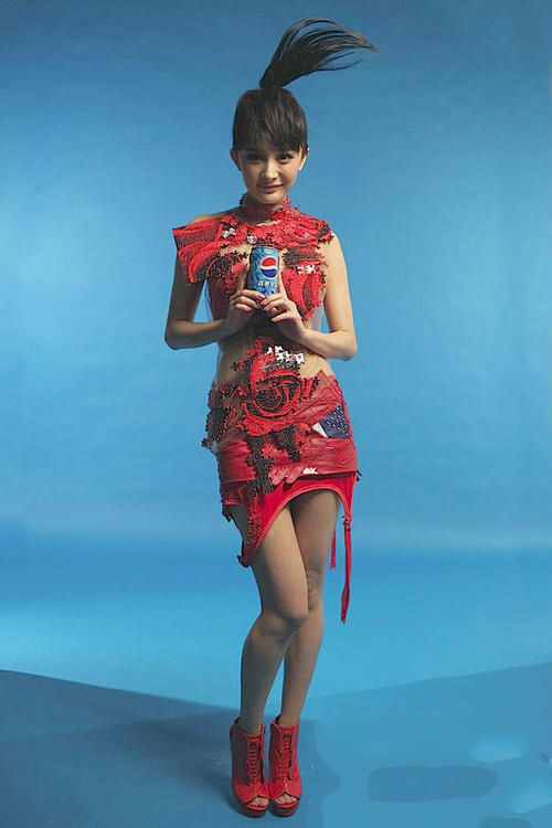 杨幂早期代言可乐的广告被扒,发型古怪皮肤黑,衣服看着像哪吒