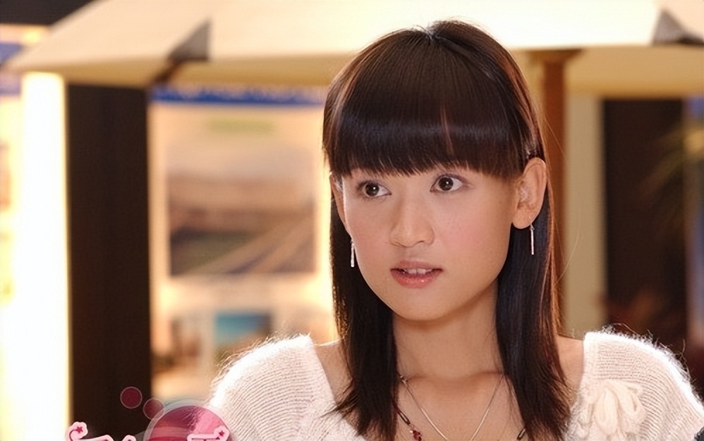 2003年,一部偶像剧《千金百分百》,让大家看到了她在表演上的能力.