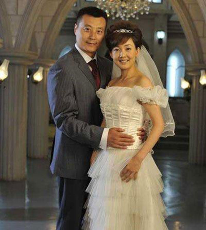 她的背景十分神秘,曾多次登上春晚,嫁富豪老公至今仍十分恩爱!