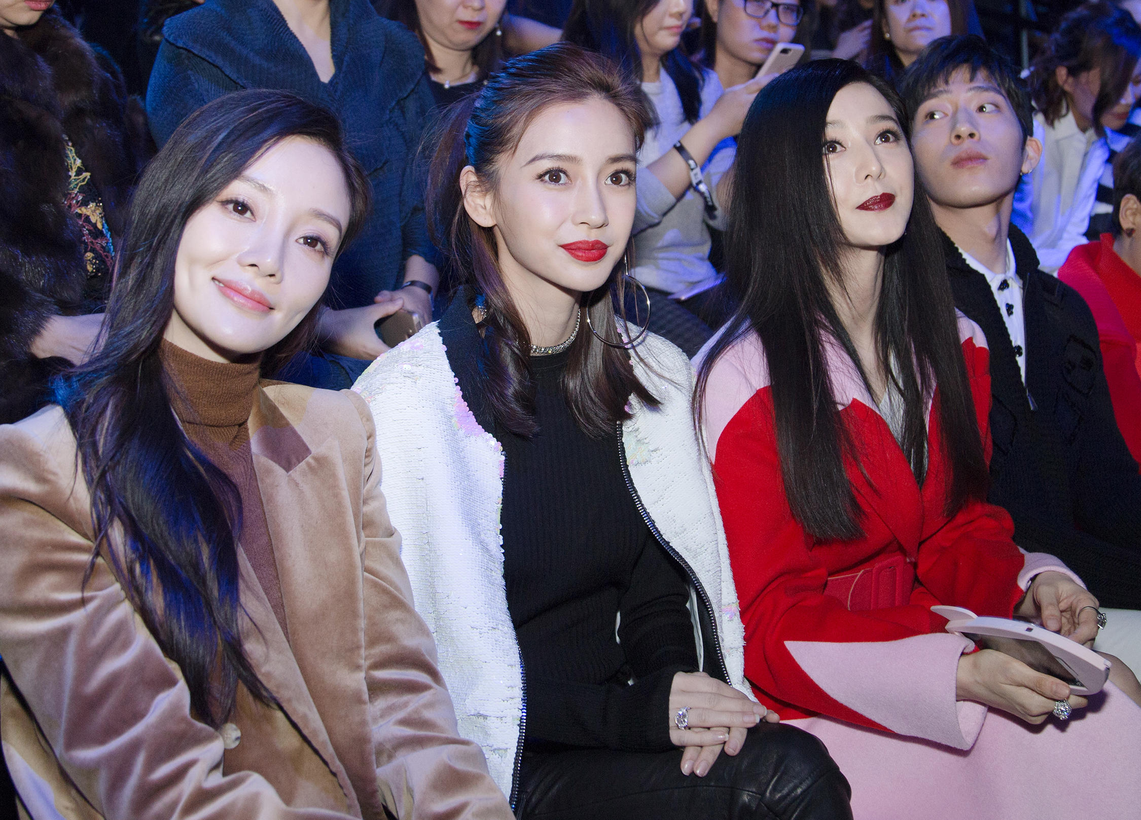 范冰冰7张亲密的合照,图6秒变村姑,图7和angelababy同台输了!