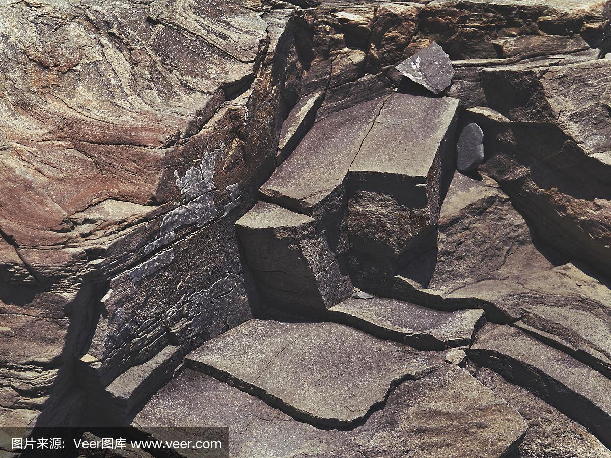 有裂缝的石头是垃圾摇滚风格的岩石